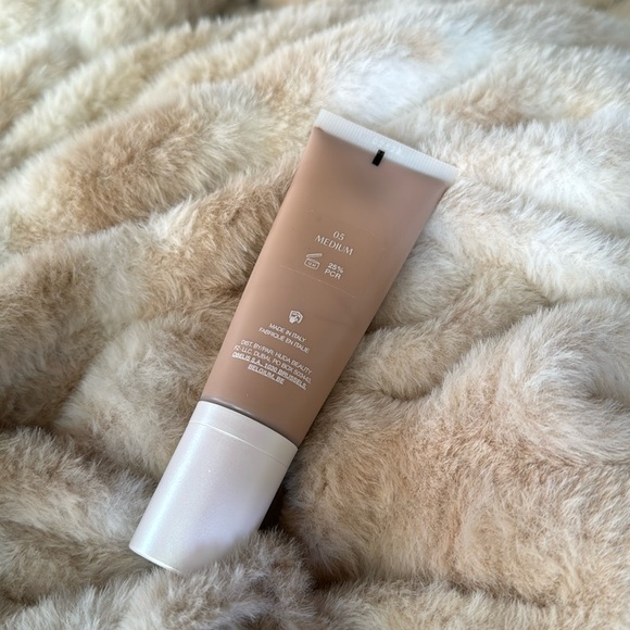 New Huda Beauty GloWish Multidew Vegan Skin Tint Foundation | Medium - Picture 2 of 2